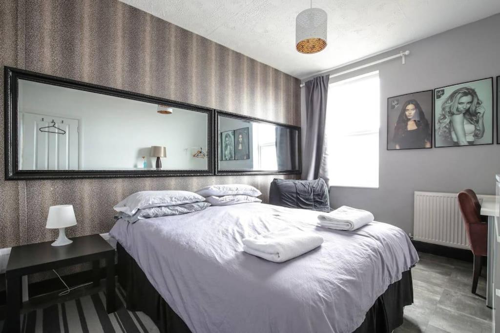 Large Modern Apartment With Garden Sleeps 10 Guests Londra Esterno foto